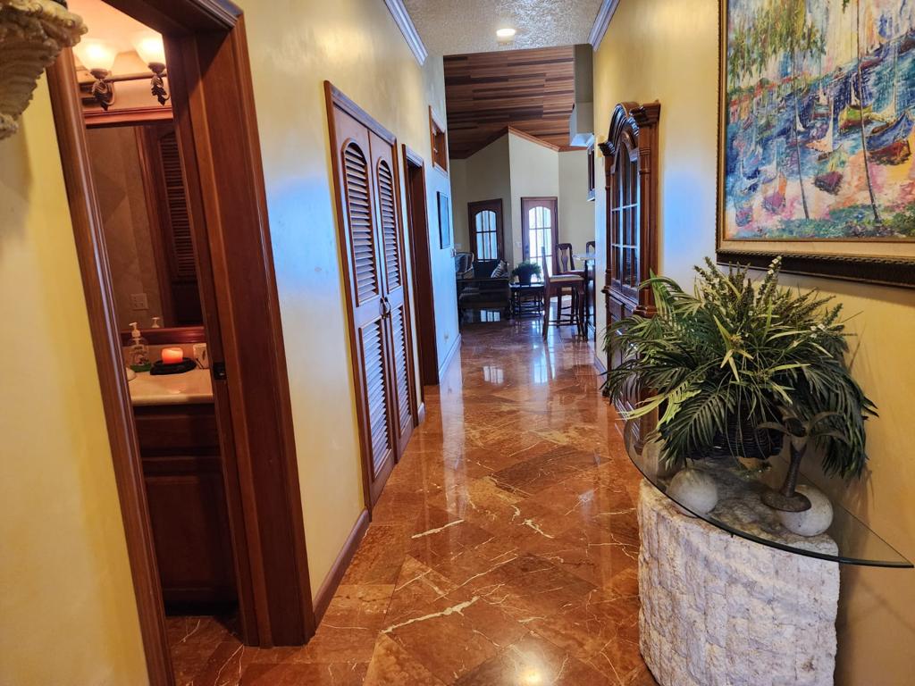 listing image with ID 104001